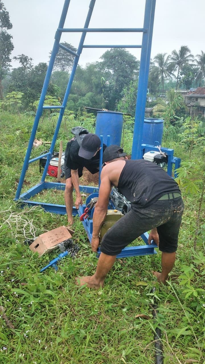 Mesin bor sumur di lokasi pekerjaan
