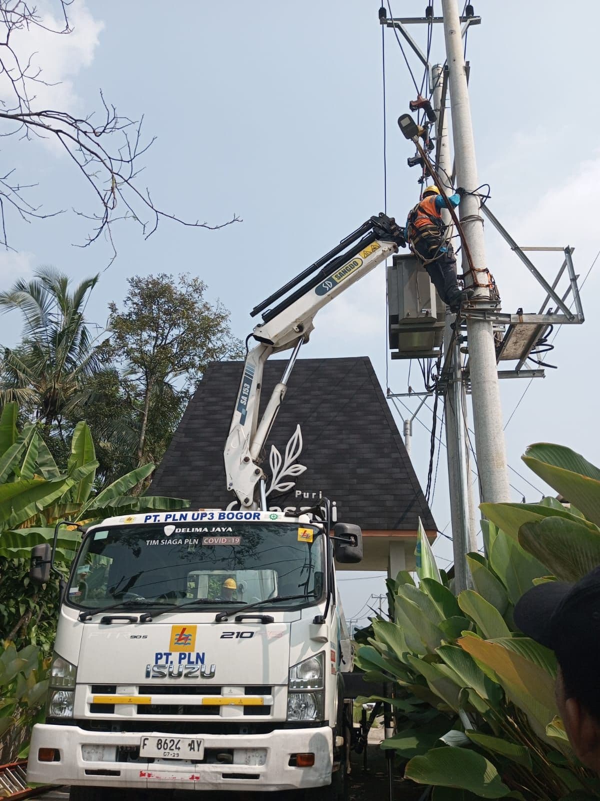 Pemasangan jaringan listrik di kawasan perumahan
