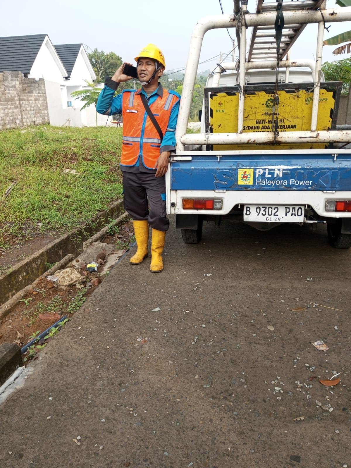 Pekerjaan jaringan listrik di kawasan perumahan