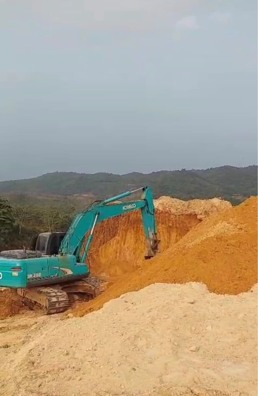 Ekskavator di lokasi sumber tanah clay dan pasir silika