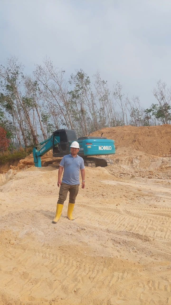 Tim kami di lokasi sumber tanah clay dan pasir silika