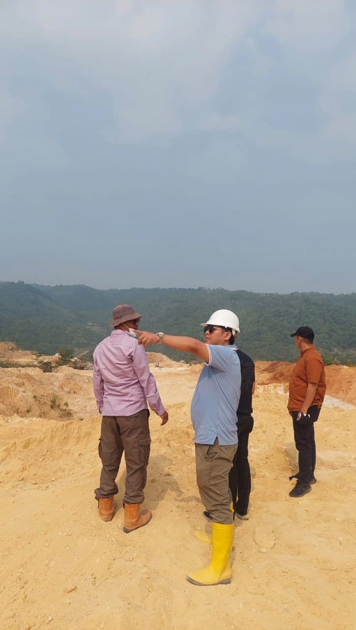 Peninjauan lokasi sumber tanah clay dan pasir silika